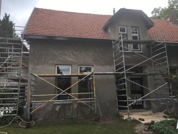 Kastrati-Gevelenovatie-en-restauratie-Stucwerk-buiten-huis-in-de-steigers-voor-rondom-stucen-van-de-gevels